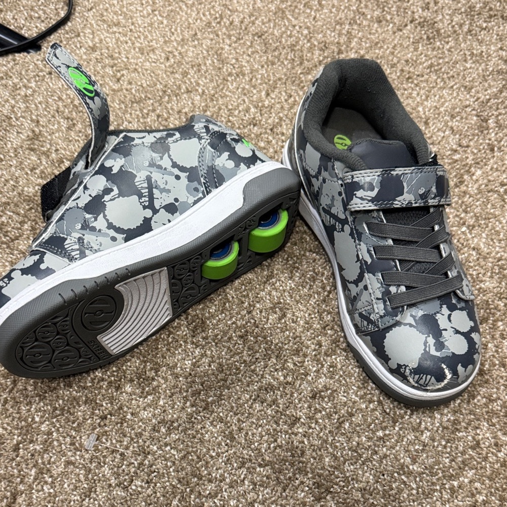 Heelys Gray Camouflage Kids Sneakers with Green Accents
